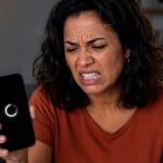 O erro que todo mundo comete com celular que trava e reinicia sozinho